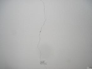 現(xiàn)在有相當(dāng)數(shù)量的樓房（這里主要說明的是混泥土基面的平面屋頂）屋頂漏水，