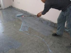 歐耐克界面劑的用途：主要用于大理石、墻面等光滑面粘貼前處理。歐耐克工程師曾做過實(shí)驗(yàn)，可以通過界面劑在玻璃上、瓷磚上貼瓷磚，粘接牢固，沒有掉磚情況。界面劑現(xiàn)場(chǎng)施工圖