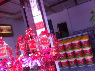 賀喜羅城梁總形象店開業(yè)！梁總是歐耐克防水的老客戶，一直是河池宜州的代理，在宜州防水市場具有很強的市場影響力。2015年，梁總加大了在防水方面的投入，在羅城開了一家新的防水店——歐耐克防水羅城形象店。